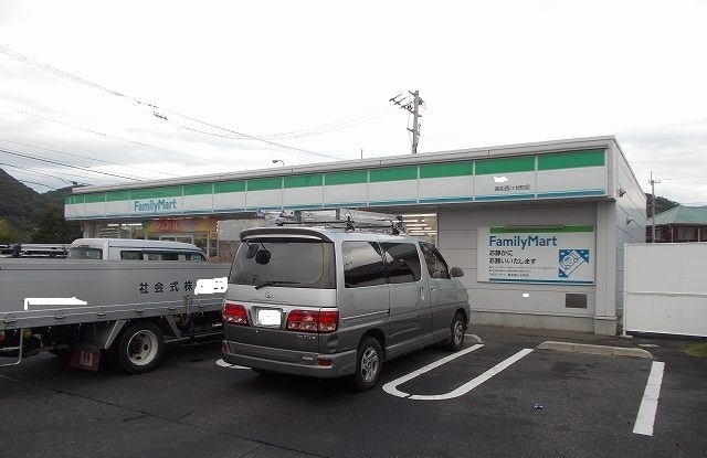 コンビニ　ファミリーマートさん（コンビニ）まで1100m