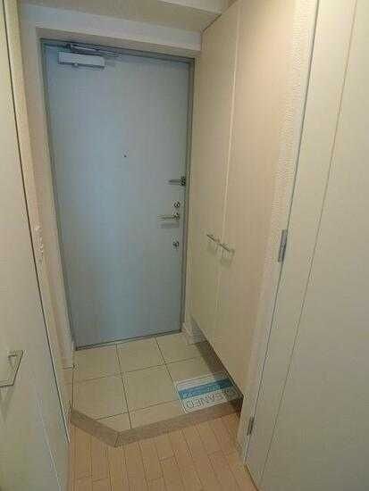 玄関　※他号室写真使用（反転）