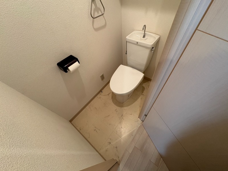 トイレ　こちらはトイレです。清潔感があり、安心して使用できます。