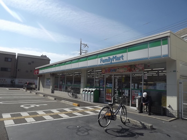 コンビニ　ファミリーマート加島三丁目店（コンビニ）まで377m