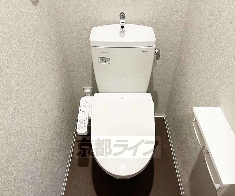 トイレ　ウォシュレット付が嬉しいですね。