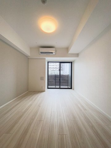 居室・リビング　落ち着いた色合いの床材を使用した居住空間です。