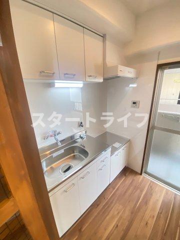 地下鉄御堂筋線 西中島南方駅 徒歩5分 9階建 築46年のキッチン写真
