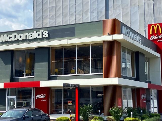 飲食店　マクドナルド上荒田店（飲食店）まで600m