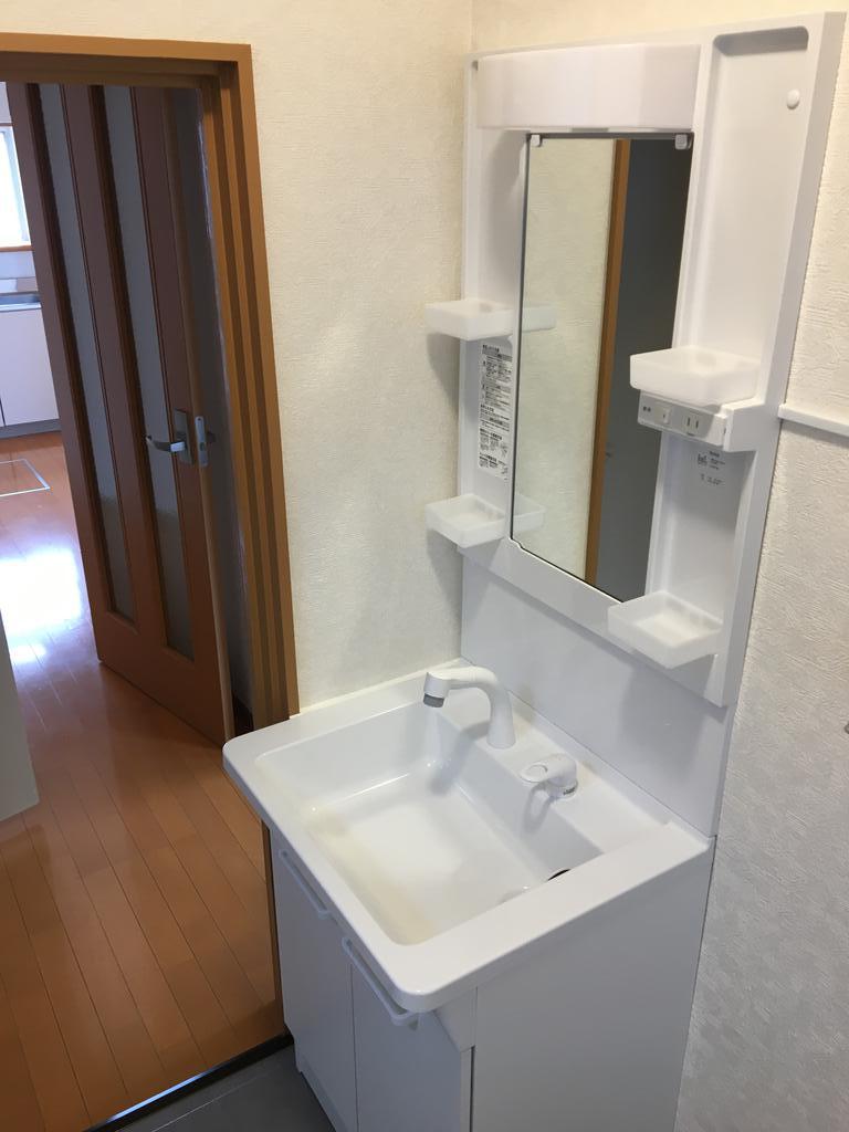 洗面設備　シャワー付洗面化粧台。
