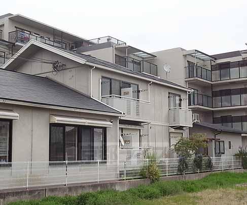 京都市西京区下津林水掛町のアパートの建物外観