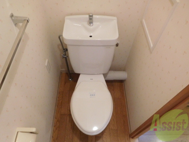 トイレ　真っ白おトイレタオル掛け付きです！