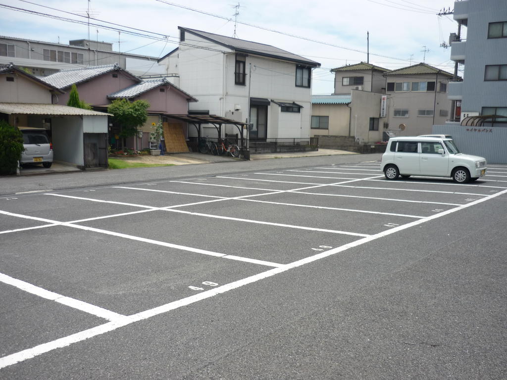 【メゾンえなみの駐車場】