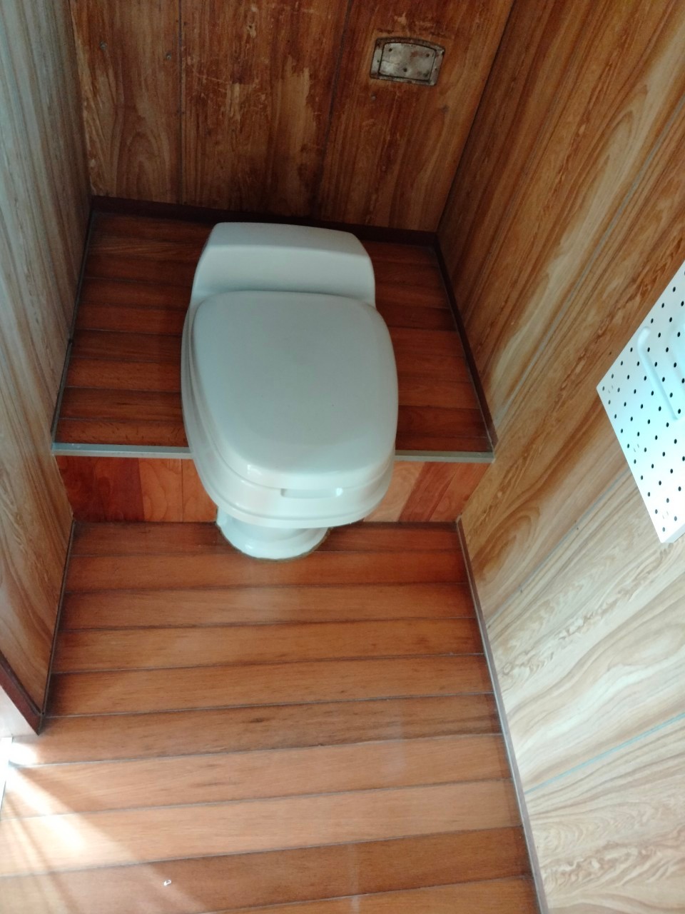 トイレ　水洗ではなく、汲み取り式になります。