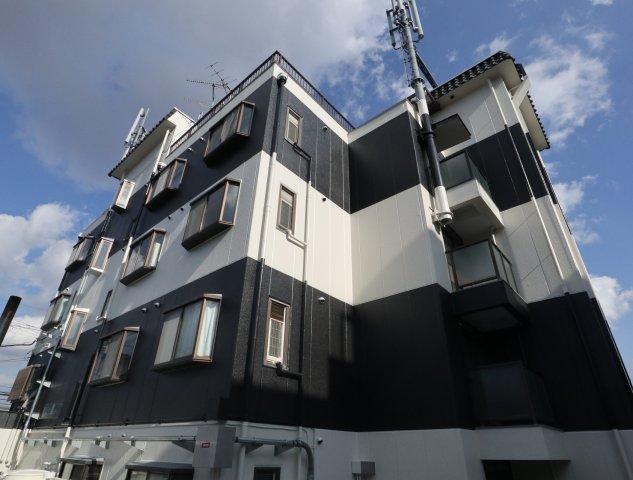 奈良市西大寺赤田町のマンションの建物外観