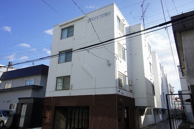 札幌市白石区菊水三条のマンションの建物外観