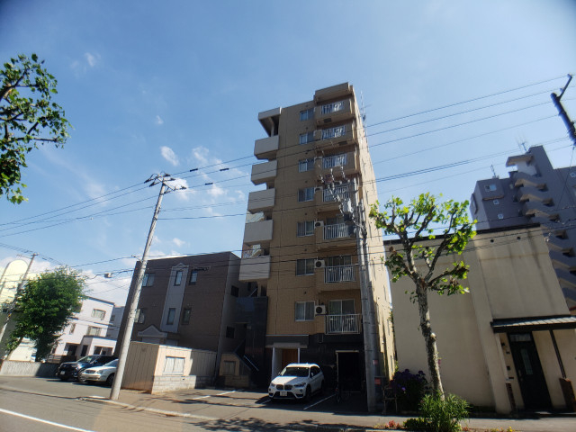 札幌市北区北十七条西のマンションの建物外観