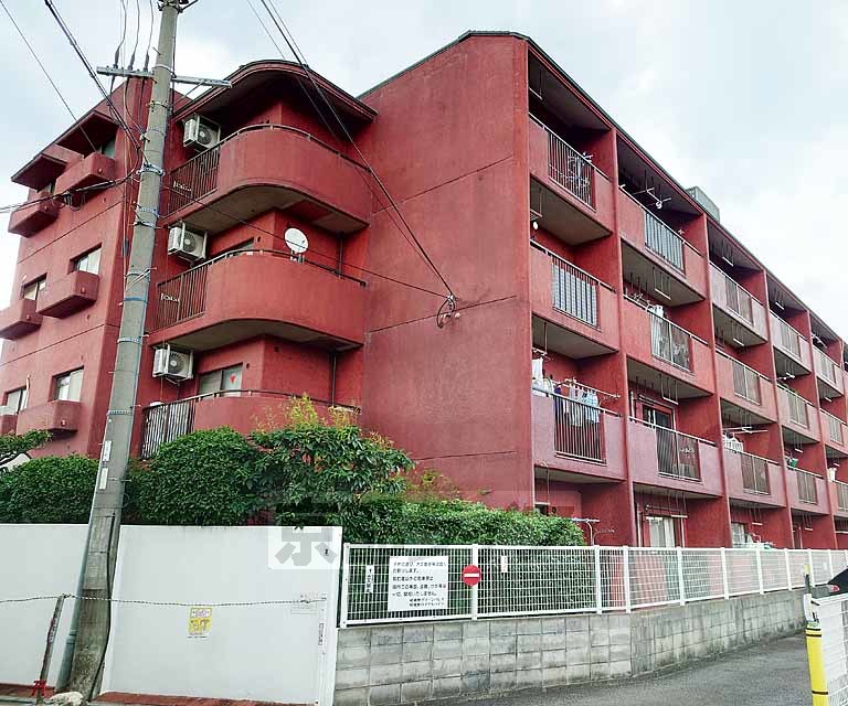 嵯峨野ロイヤルハイツの建物外観