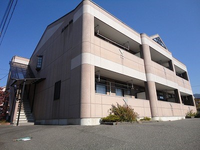 松本市大字岡田松岡のマンションの建物外観