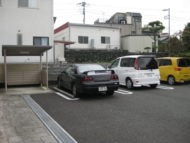 【リヴァーサウス　ＨＯＲＩＩＫＥの駐車場】