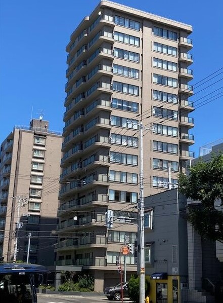 札幌市北区北十三条西のマンションの建物外観