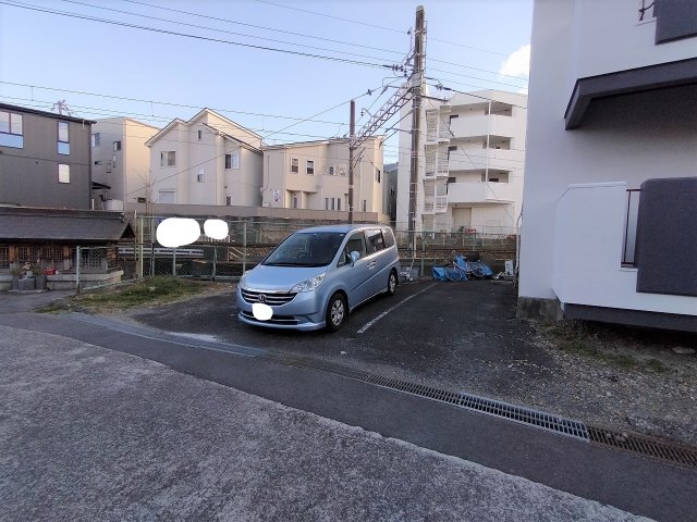 【箕面市瀬川のマンションの駐車場】