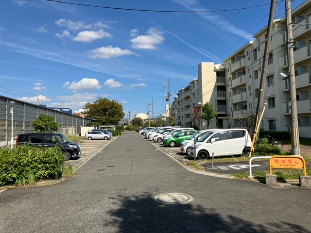 【ペア島本江川団地５棟の駐車場】