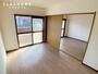 居室・リビング　同物件の別部屋になります。