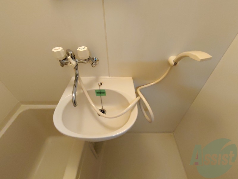 洗面設備　こちらの洗面台で洗顔、歯磨きも行えます。