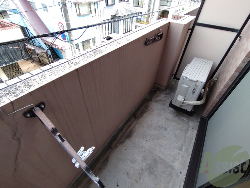 バルコニー　ベランダはよく日が当たり気持ちの良い空間です。