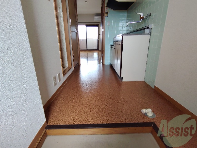 玄関　玄関からの様子です。綺麗なフローリングが広がっています。