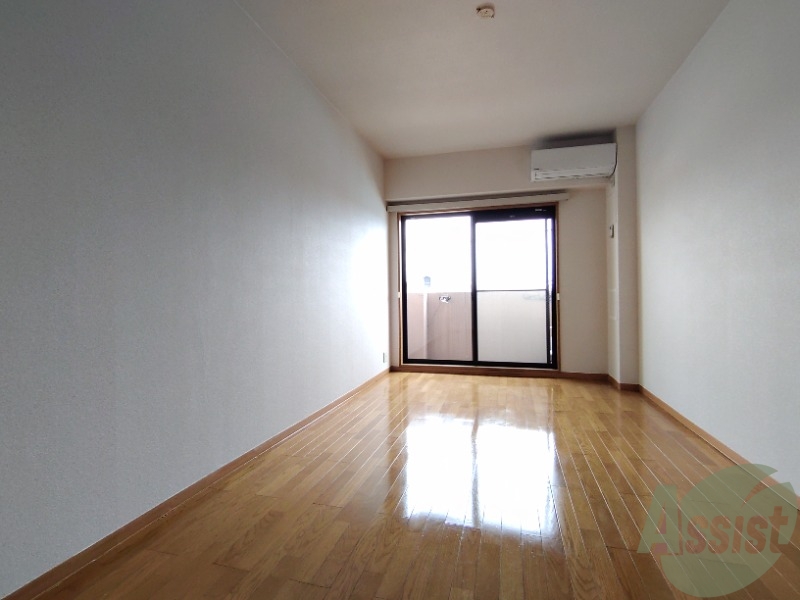 居室・リビング　広くきれいなリビングは明るい光も良く差します。