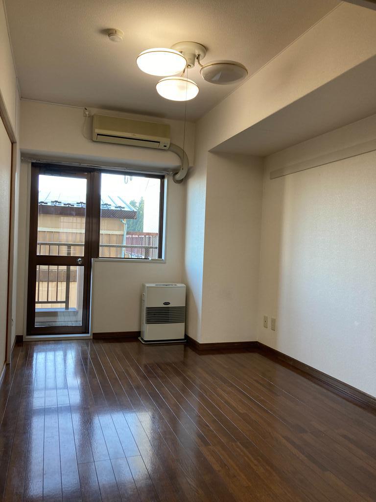 センチュリー鳥屋部の居間写真