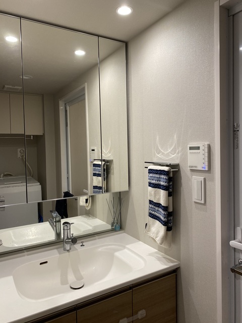 洗面設備　朝の身支度にも快適な３面鏡※参考写真