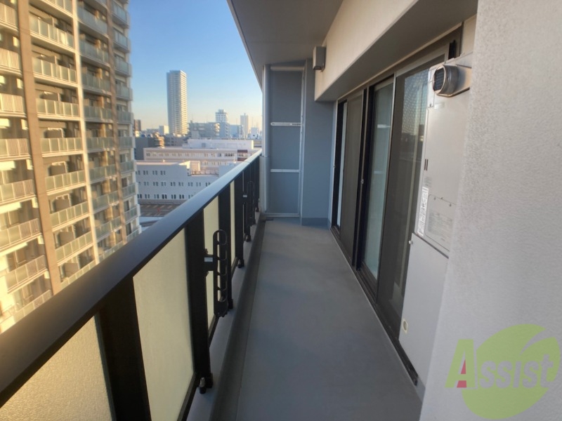 バルコニー　バルコニーは幅があり、広い印象を受けました。