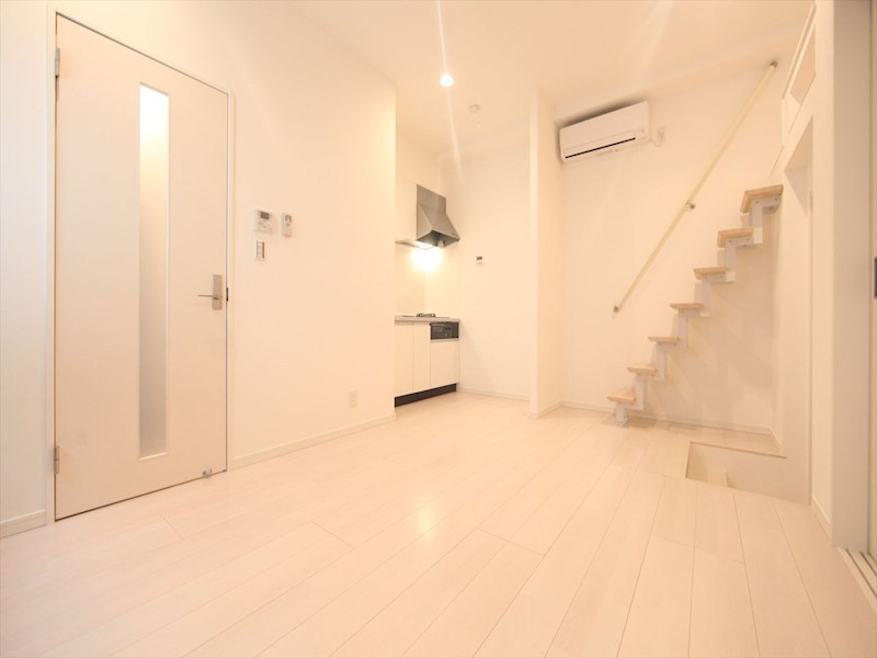 居室・リビング　ＬＤＫ8.7帖　ロフト付　システムキッチン　エアコン完備