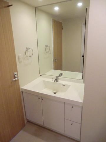 洗面設備　広々洗面所