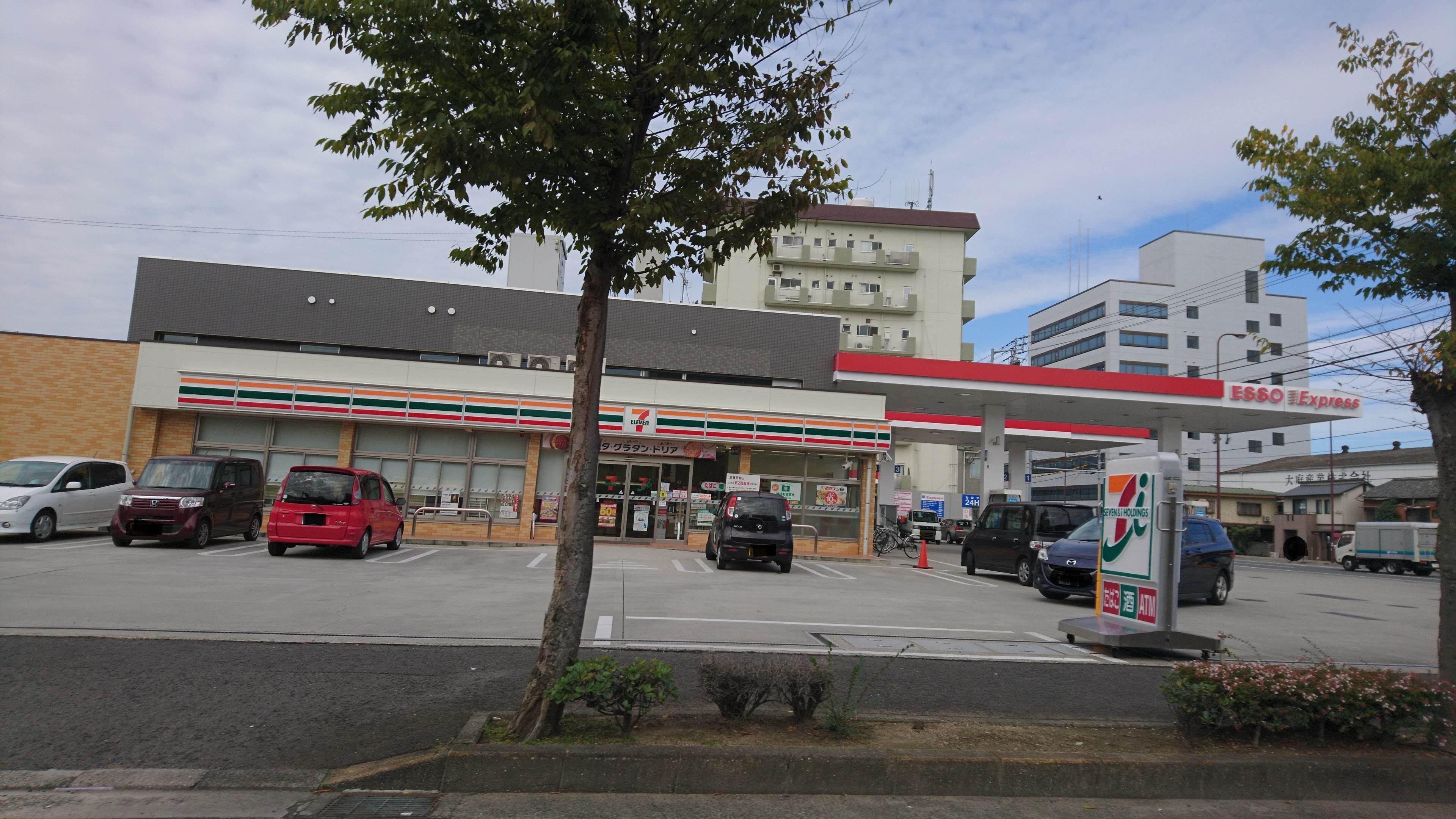 コンビニ　コンビニエンスストア（コンビニ）まで324m