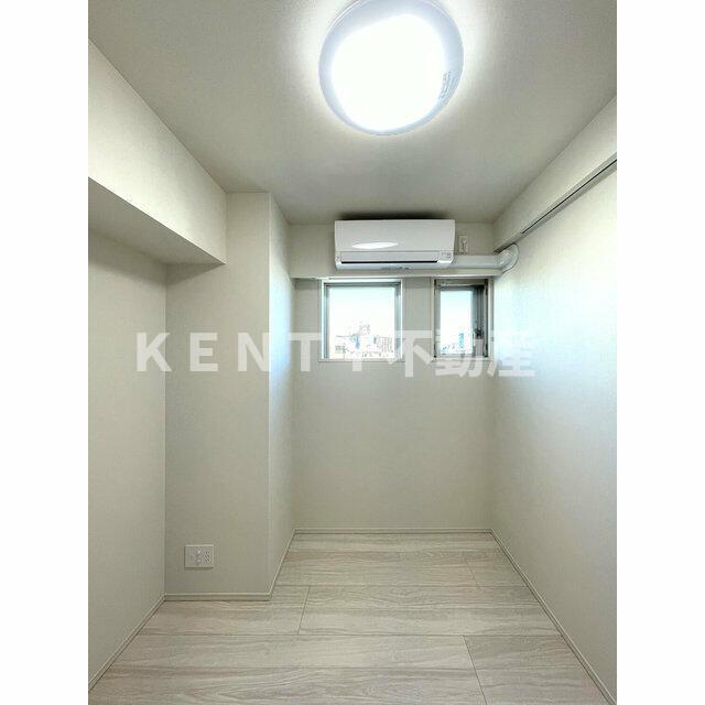 その他部屋・スペース　落ち着いた色調の寝室です