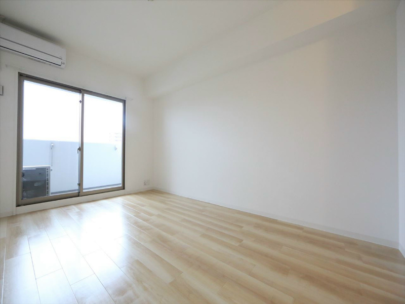 バルコニー　洋室8.3帖　南面バルコニー　エアコン完備