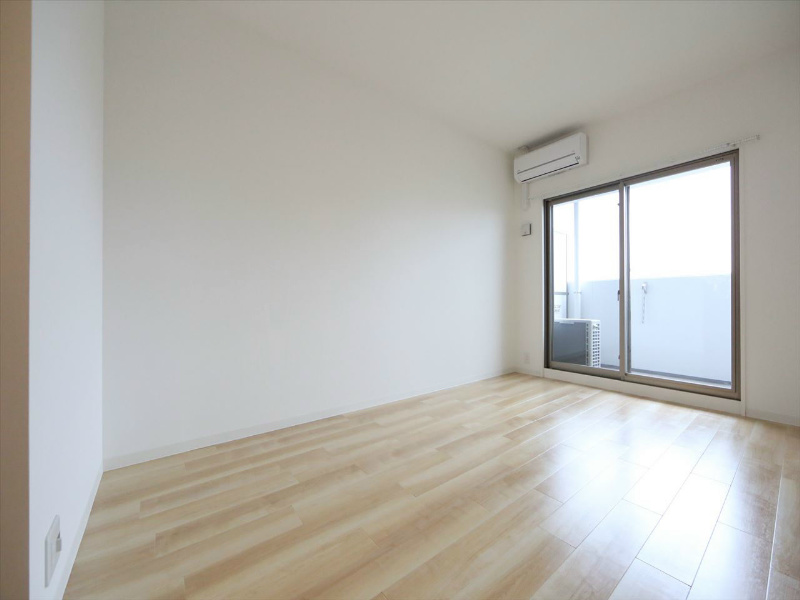 居室・リビング　洋室8.3帖　南面バルコニー　エアコン完備