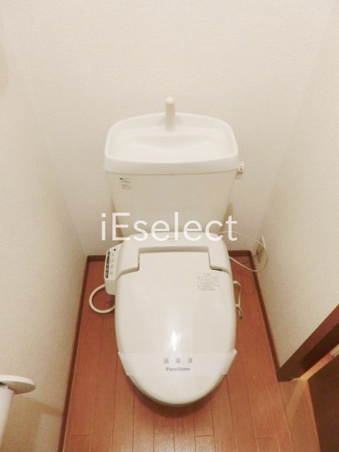 トイレ　温水洗浄機能付きのトイレです。