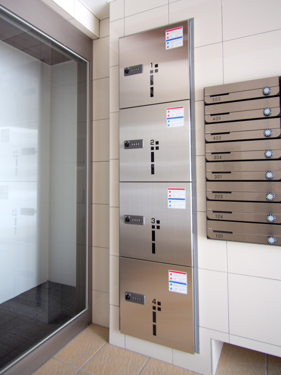 エントランス　留守中でも荷物が受け取れて便利な宅配ＢＯＸ完備しています♪