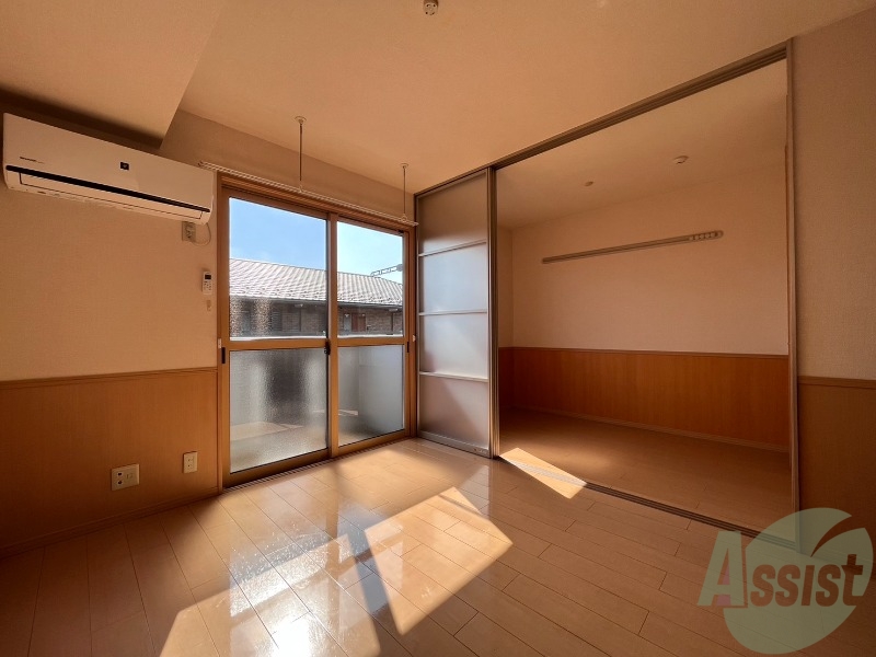 居室・リビング　じです。窓が大きくて良く陽が入ってきます。