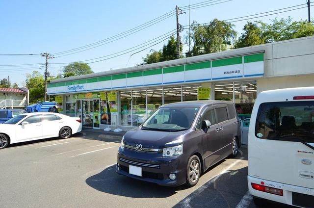 コンビニ　ファミリーマート（コンビニ）まで120m