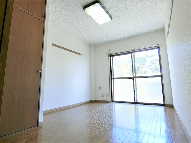 居室・リビング　写真は同建物の別部屋を参考に掲載しております。
