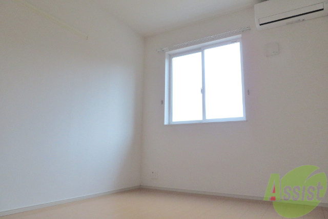その他部屋・スペース　こちらは寝室です。広々としていて快適に過ごせますよ。