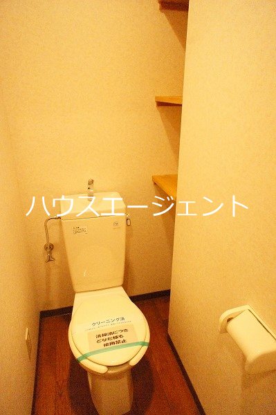 トイレ　トイレ横に棚あり。小物の収納も出来ちゃいます