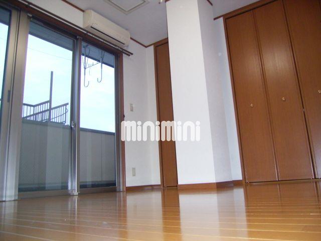 居室・リビング　日当たりの良い明るいお部屋です。