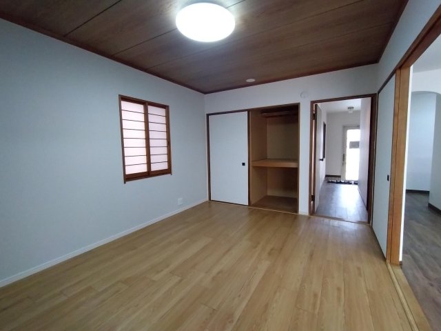 収納　リビングの隣の部屋には階段下の収納