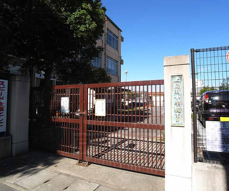小学校　上鳥羽小学校（小学校）まで427m
