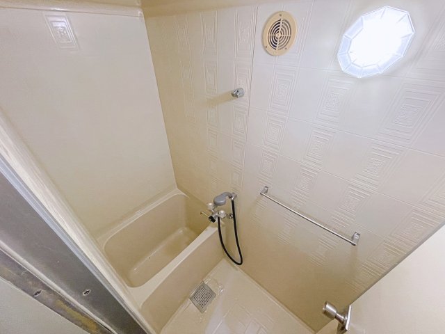バス・シャワールーム　バストイレ別々なので湯船にゆっくり浸かってくださいね
