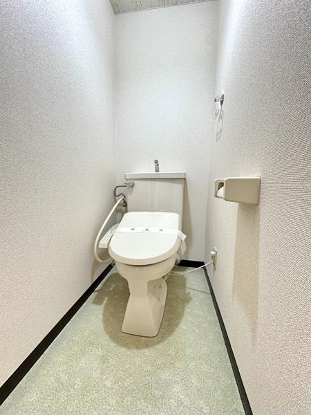 トイレ　タオル掛けも完備したトイレです