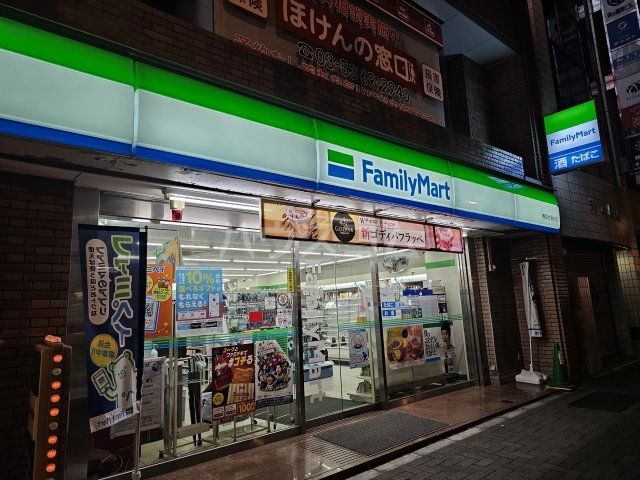 コンビニ　ファミリーマート 四谷大通り店（コンビニ）まで302m
