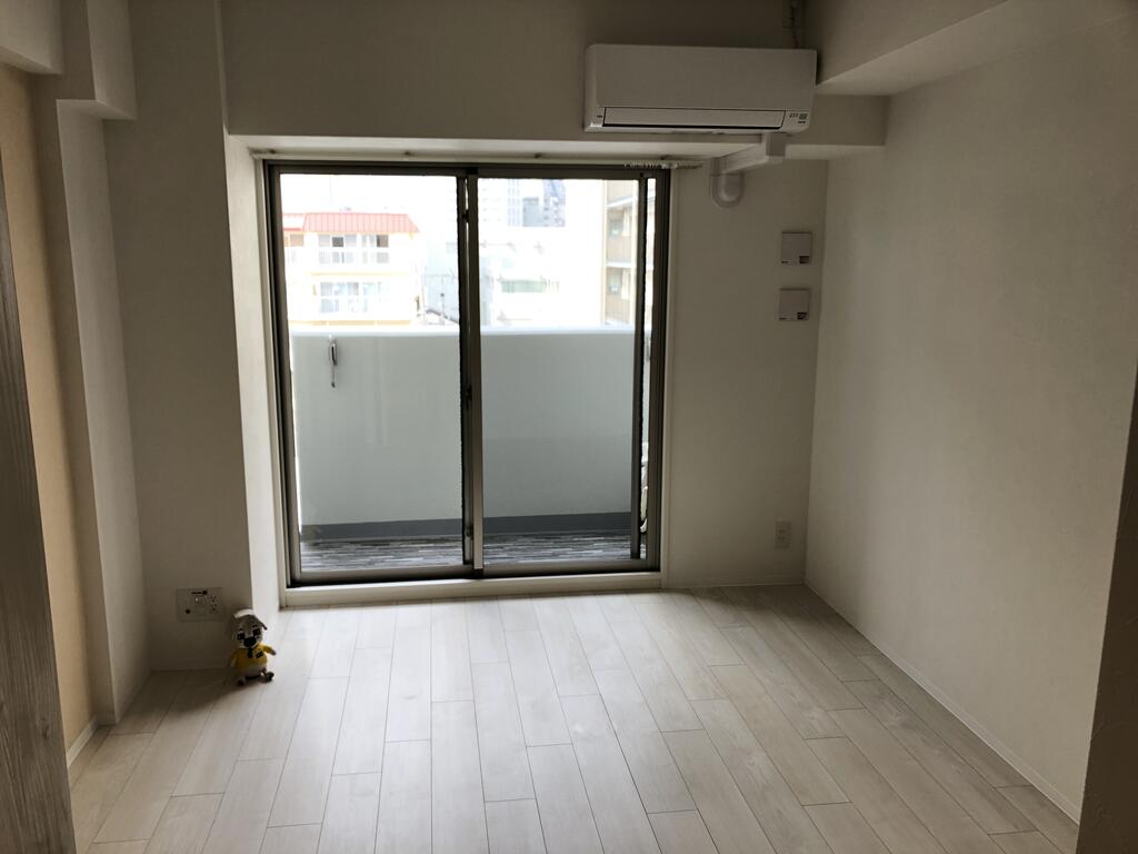 クレストタップ神戸湊町ノアールの居間写真